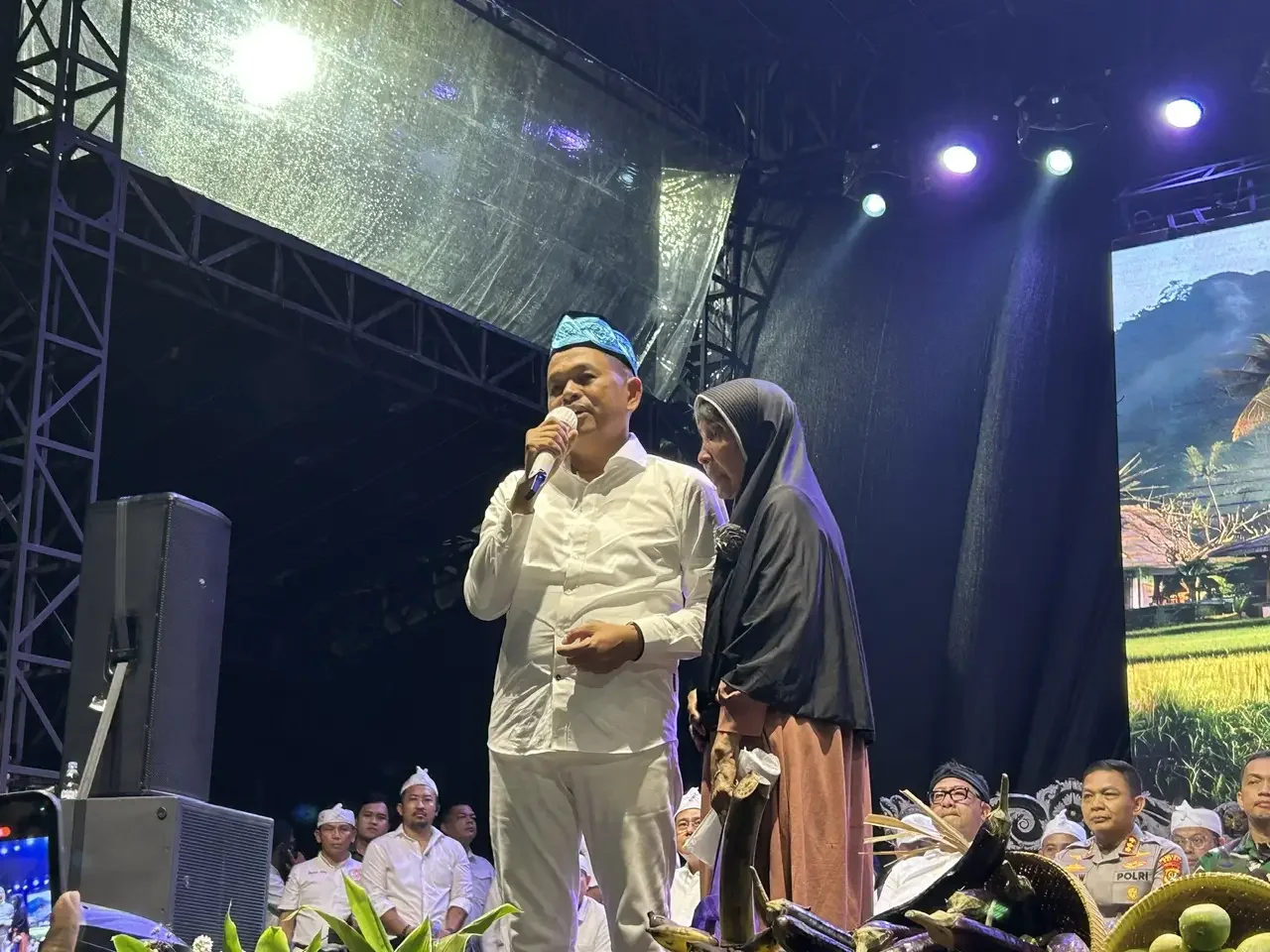 Gubernur Jabar Dedi Mulyadi bersama warga penerima bantuan rumah Nenek Acih, Jumat 01/05/26. (Foto: Diskominfo Depok)