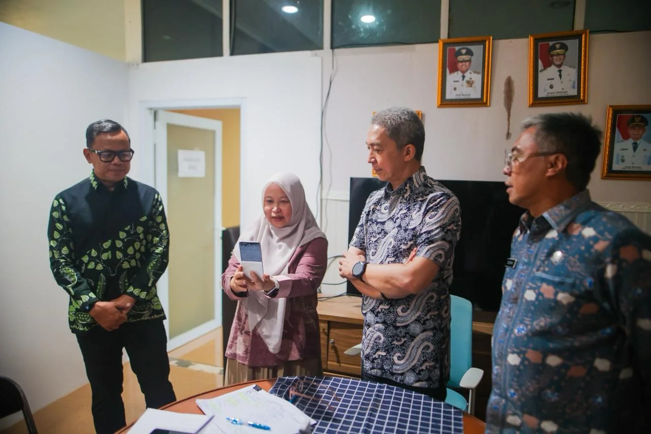 Didampingi Wali Kota Bogor, Dedie A. Rachim, Bima Arya melakukan monitoring pelaksanaan sistem kepegawaian dari Balai Kota Bogor melalui Simpeg e-Kinerja Kota Bogor.Dok-Diskominfo Kota Bogor