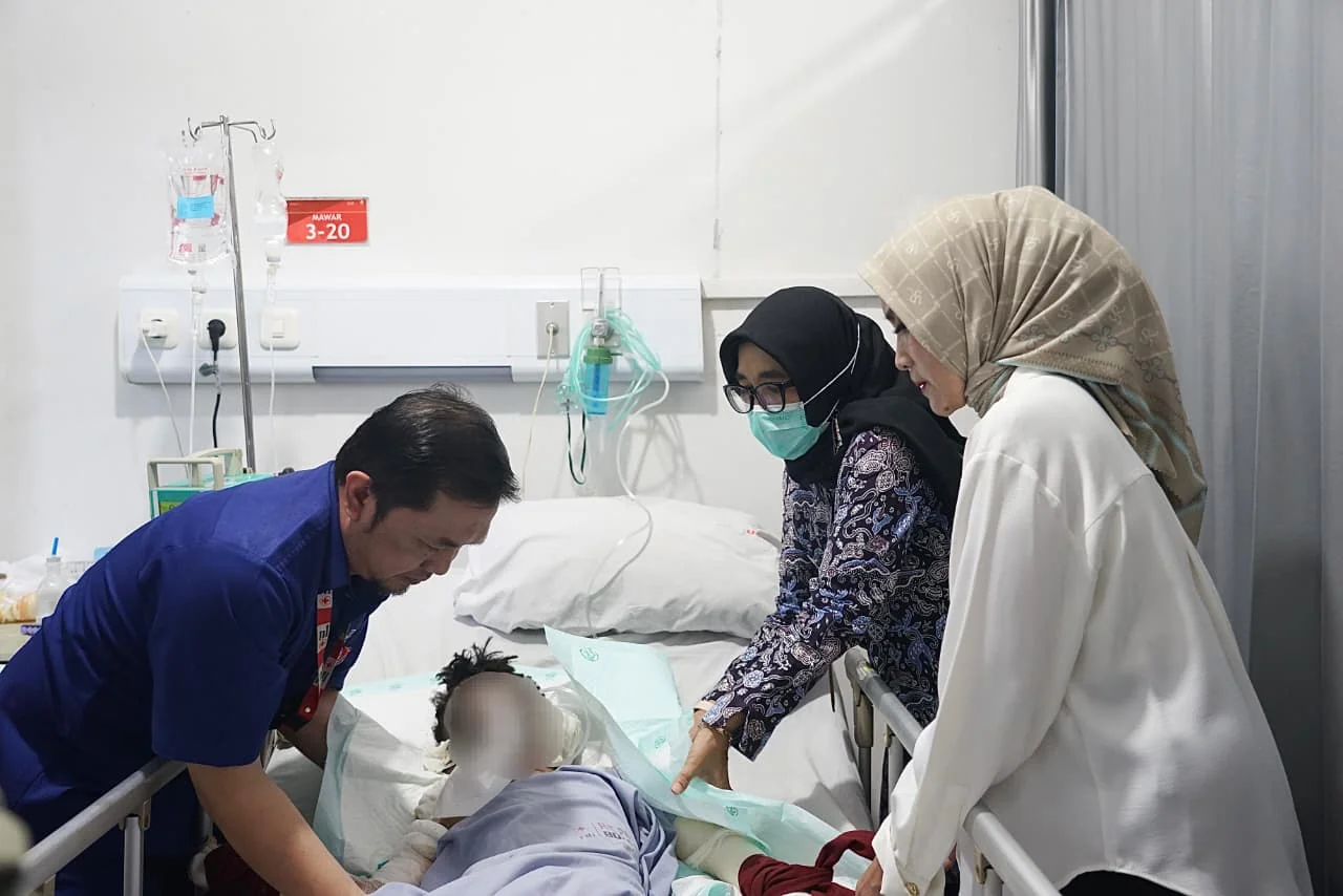 Ketua Tim Penggerak Pemberdayaan dan Kesejahteraan Keluarga (TP PKK) Kota Bogor, Yantie Rachim, menjenguk dua orang korban kebakaran yang masih dirawat intensif di Rumah Sakit (RS) PMI Kota Bogor.Dok-Diskominfo Kota Bogor