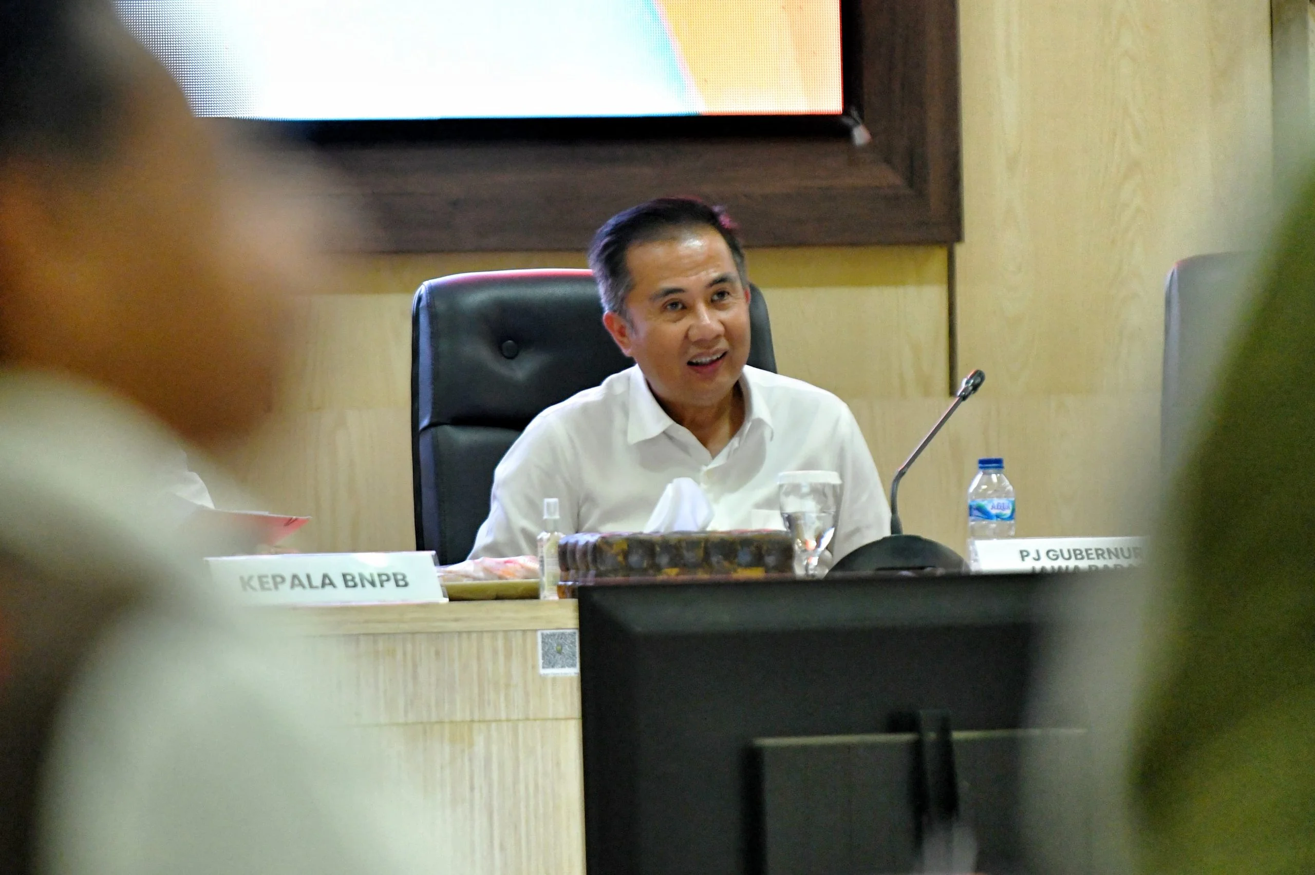 Penjabat Gubernur Bey Machmudin saat rapat koordinasi membahas hunian tetap korban bencana dengan BNPB dan Pemda Kabupaten Sukabumi, di Aula Setda Pemda Kabupaten Sukabumi, Rabu (8/1/2025).