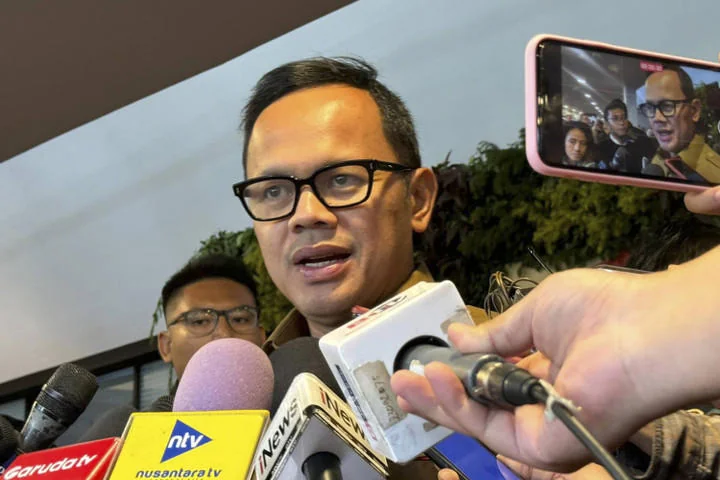 Wamendagri, Bima Arya Sugiarto menjawab pertanyaan wartawan pada acara Rakernas Pemerintah Pusat dan Daerah 2024 di SICC, Sentul, Bogor, Kamis (7/11/2024).