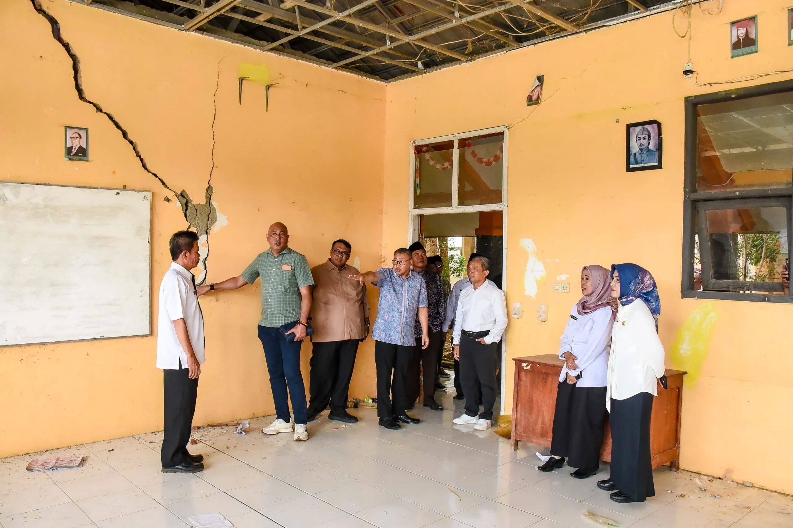 Komisi V DPRD Provinsi Jawa Barat mengkhawatirkan bangunan kelas yang retak di SMA Negeri I Bongas, Kabupaten Indramayu.