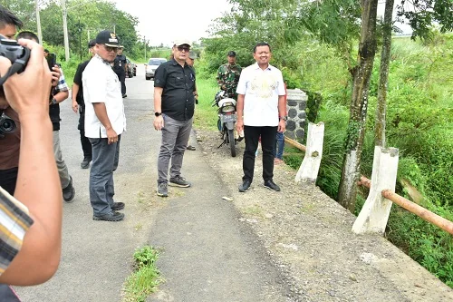 Bupati Dony Ahmad Munir yang meninjau lokasi jembatan.Dok-Diskomimfosanditik Sumedang