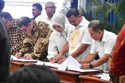 Bupati Sumedang  Dony Ahmad Munir menandatangani kesepakatan bersama antara Gubernur Provinsi Jawa Barat dengan tujuh Kabupaten/Kota tentang pembangunan dan pengembangan Kawasan Rebana di Aula Barat Gedung Sate.Dok-Diskominfosanditik Sumedang
