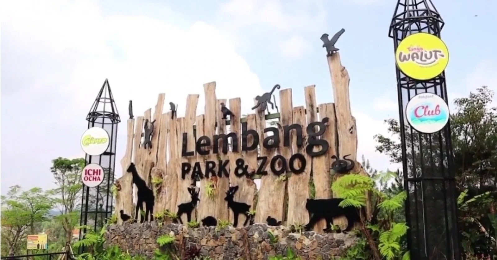 Lembang Park and Zoo Kembali Buka, Tapi Pengunjung Masuk Tanpa Tiket