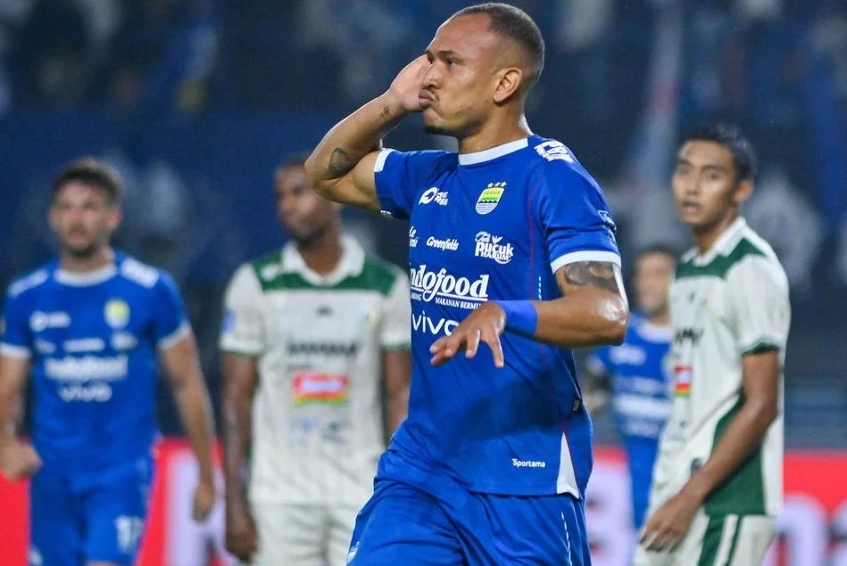 Gustavo Franca merayakan gol dalam duel lanjutan Liga 1 2024-2025 Persib Bandung vs PSS Sleman bergulir di Stadion Gelora Bandung Lautan Api, Kota Bandung, Sabtu, 26 April 2025. (Foto Kompas)