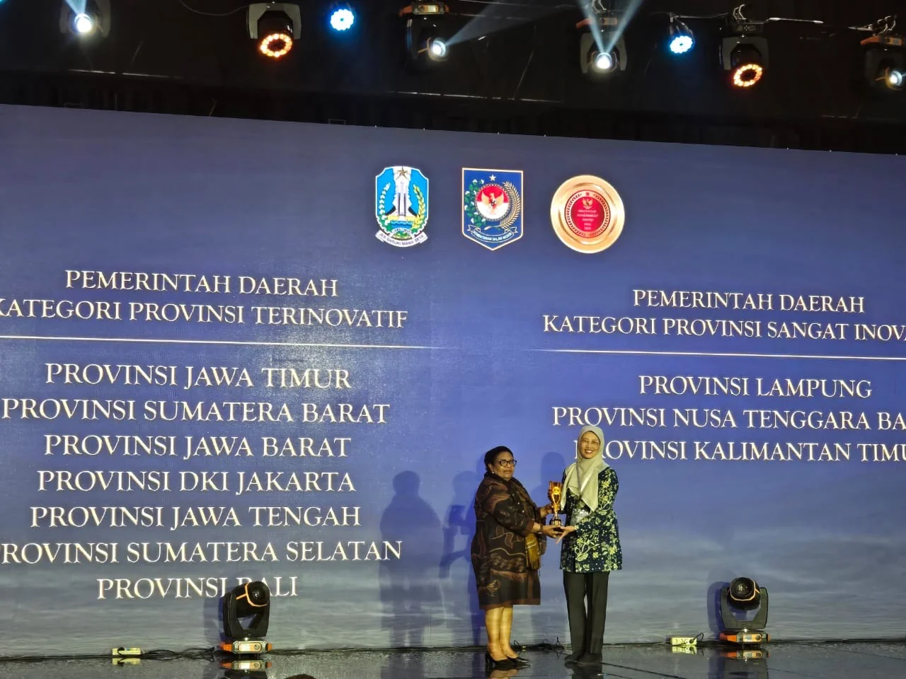 Kepala Dinas Komunikasi dan Informatika Jabar Ika Mardiah menerima penghargaan Innovative Government Award (IGA) Tahun 2024 di Hotel Mercure Darmo Surabaya, Kamis (5/12/2024) malam.