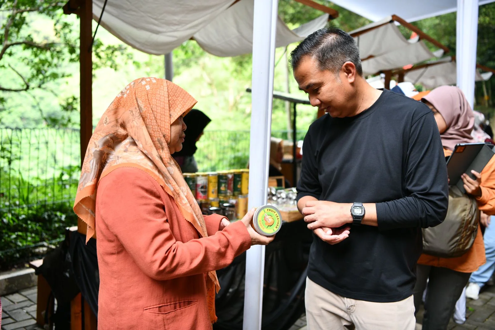 Pj Gubernur Jawa Barat Bey Machmudin menghadiri Pasar Pasisian Leuweung Taman Hutan Raya Ir H Djuanda di Kabupaten Bandung, Minggu (22/12/2024).