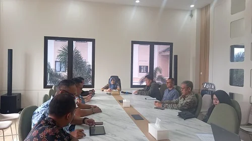 Sekretaris Daerah Kabupaten Sumedang Tuti Ruswati Pemerintah Kabupaten Sumedang akan memfasilitasi pendanaan pemberangkatan dan pemulangan jemaah haji dari daerah asal menuju embarkasi dan dari embarkasi kembali ke daerah asal.Dok-Diskominfosanditik Sumed