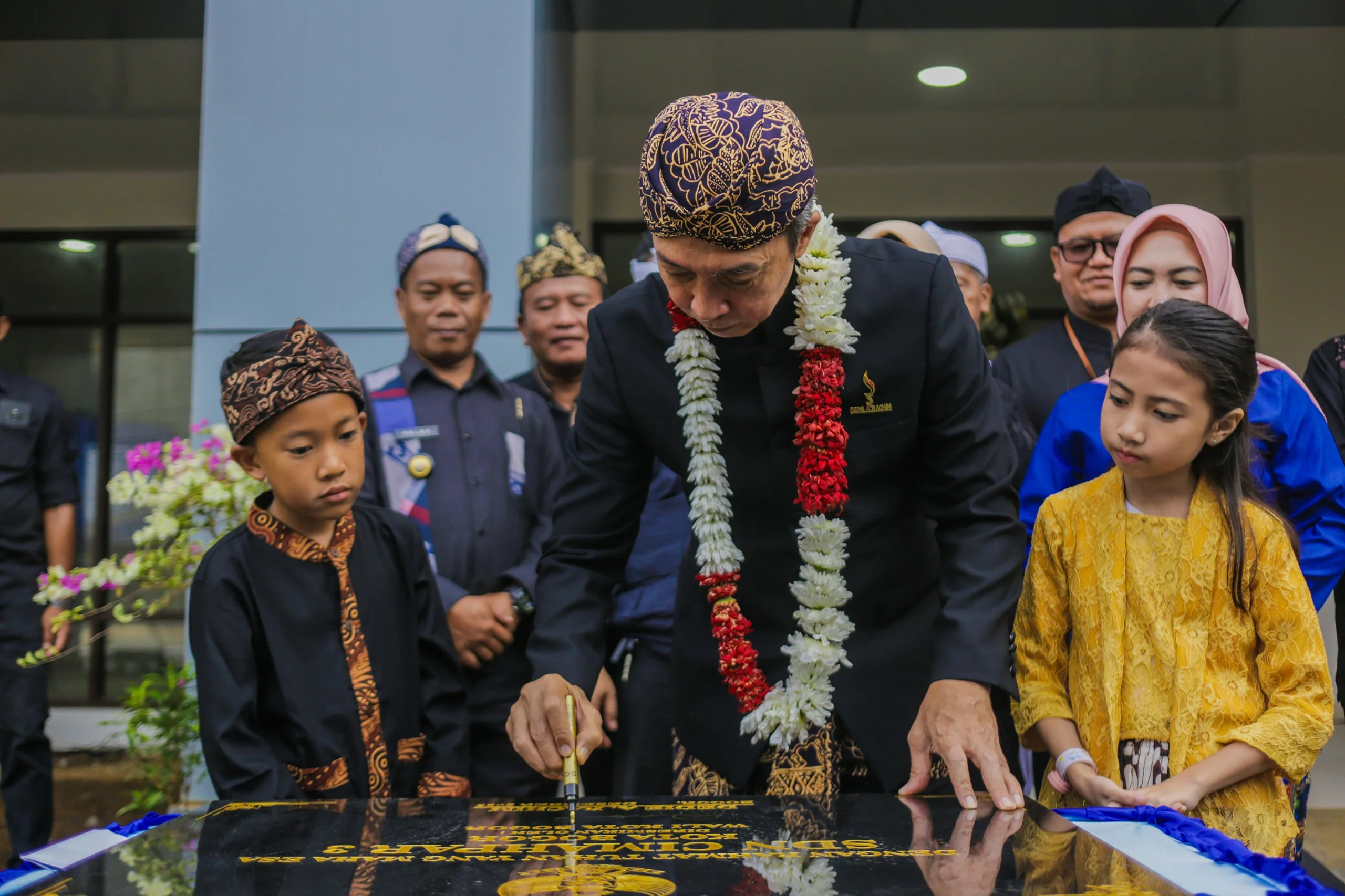 Wali Kota Bogor, Dedie A. Rachim, meresmikan bangunan SDN Duta Pakuan. Peresmian dilakukan melalui penandatanganan prasasti.Ist