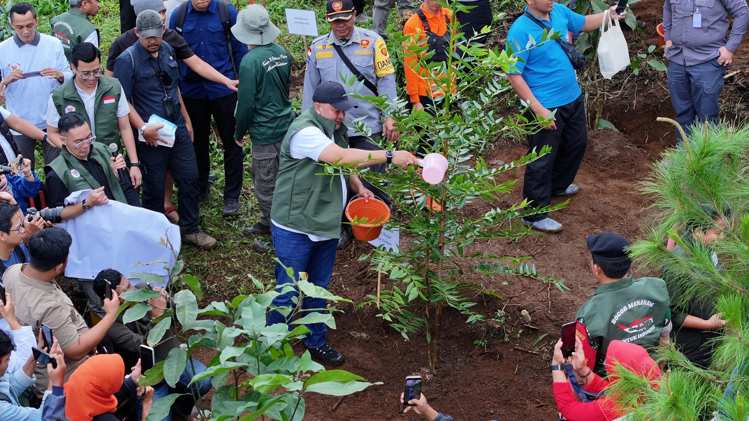 Bupati Bogor, Rudy Susmanto, memimpin langsung kegiatan penanaman pohon serentak di kawasan hulu Sungai Ciliwung, Desa Tugu Utara, Cisarua.Dok-Diskominfo Kab Bogor