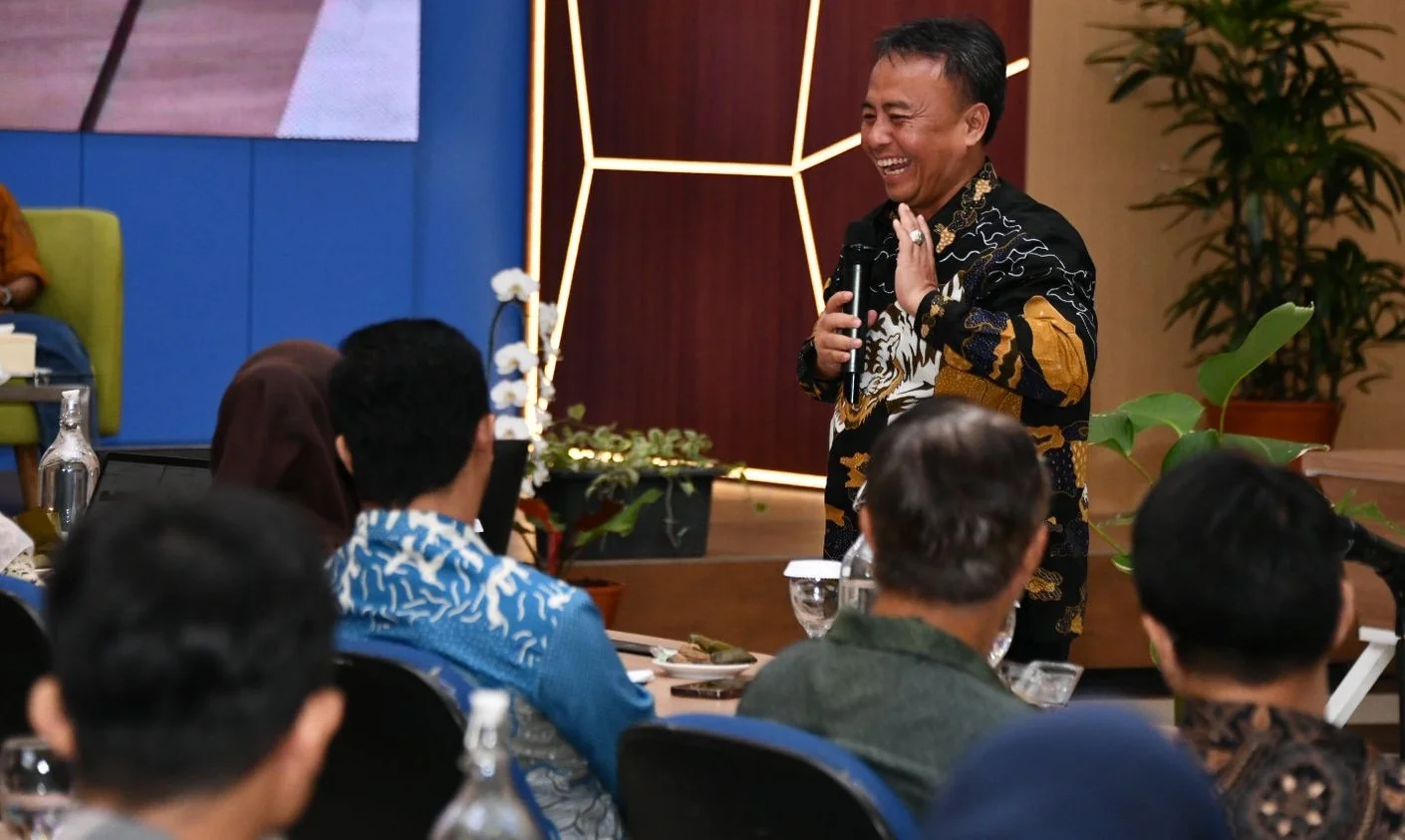 Sekda Jawa Barat Herman Suryatman menghadiri Rapat Koordinasi Percepatan Proses Penerbitan Persetujuan Bangunan Gedung (PBG) di aula Dinas PMPTSP Provinsi Jabar, Kota Bandung, Kamis (16/1/2025).