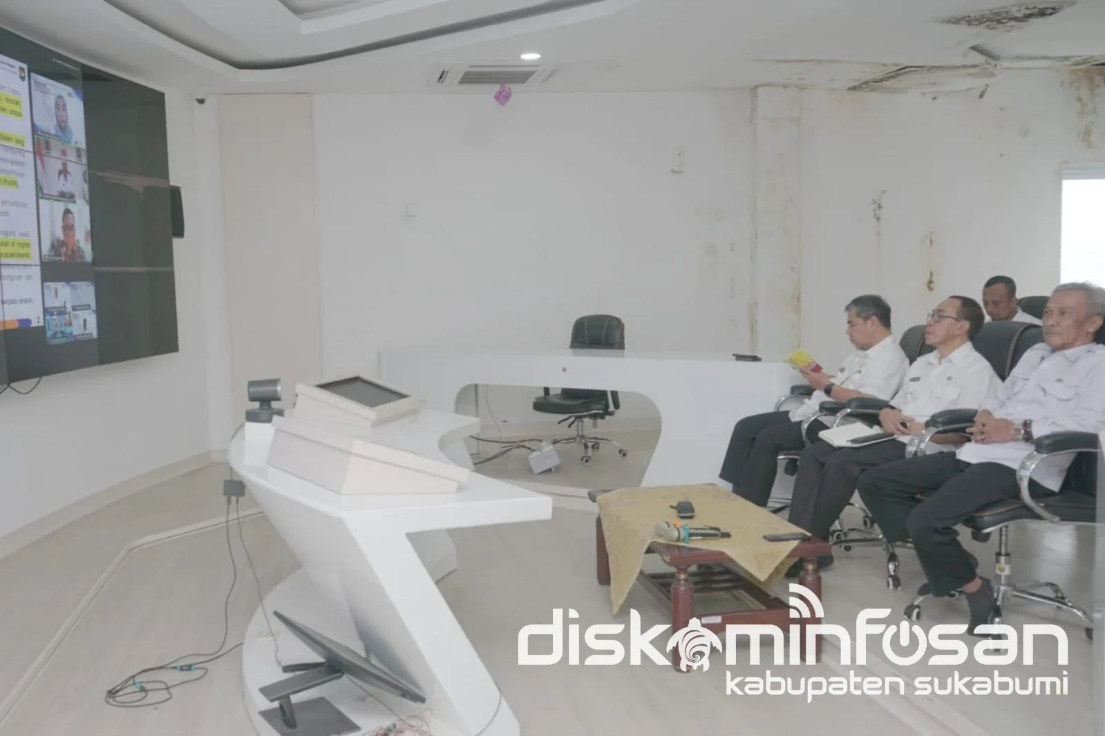 Sekretaris Daerah Kabupaten Sukabumi, Ade Suryaman, bersama Kepala Badan Perencanaan Pembangunan, Riset, dan Inovasi Daerah (Baperida), Inspektur Inspektorat, serta sejumlah Organisasi Perangkat Daerah (OPD) di lingkungan Sekretariat Daerah Kabupaten Suka