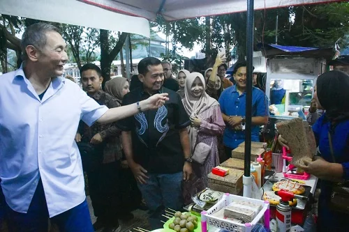 Jusuf Hamka bersama Bupati Sumedang Dony Ahmad Munir berkeliling menyapa warga sambil berburu takjil.Dok-Diskominfosanditik Sumedang