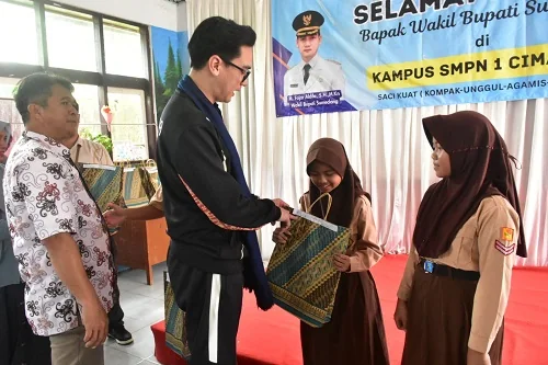 Bantuan berupa 400 paket alat tulis, perlengkapan sekolah, serta seragam secara simbolis diserahkan Wakil Bupati Sumedang M. Fajar Aldila.Dok-Diskominfosanditik Sumedang