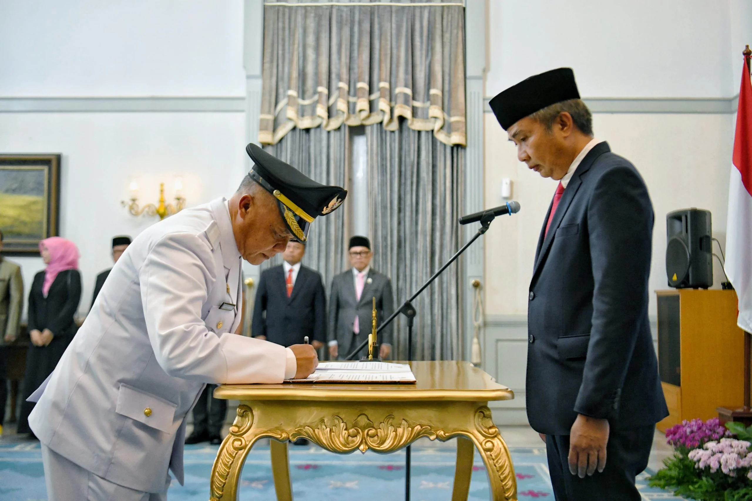 Penjabat (Pj) Gubernur Jawa Barat Bey Machmudin melantik Asep Sukmama sebagai Pj Wali Kota Tasikmalaya di Gedung Pakuan, Kota Bandung, Kamis (28/11/2024)(Dok-Humas Jabar)