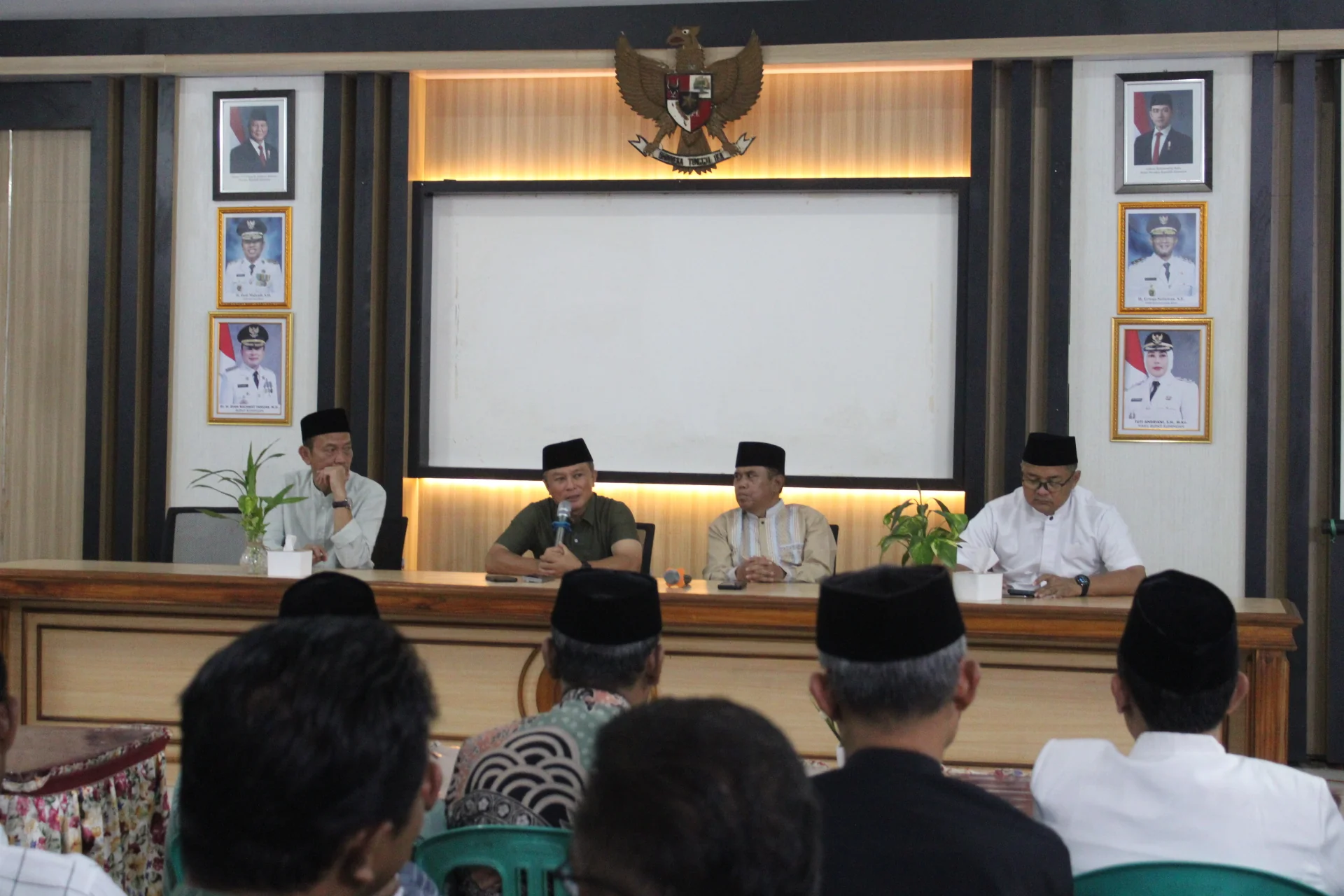Penataan aktivitas ekonomi desa dan peningkatan kewaspadaan terhadap potensi kerawanan sosial menjadi perhatian Bupati Kuningan Dr. H. Dian Rachmat Yanuar, M.Si. menjelang Hari Raya Idul Fitri 1447 Hijriah.Dok-t/diskominfo Kuningan