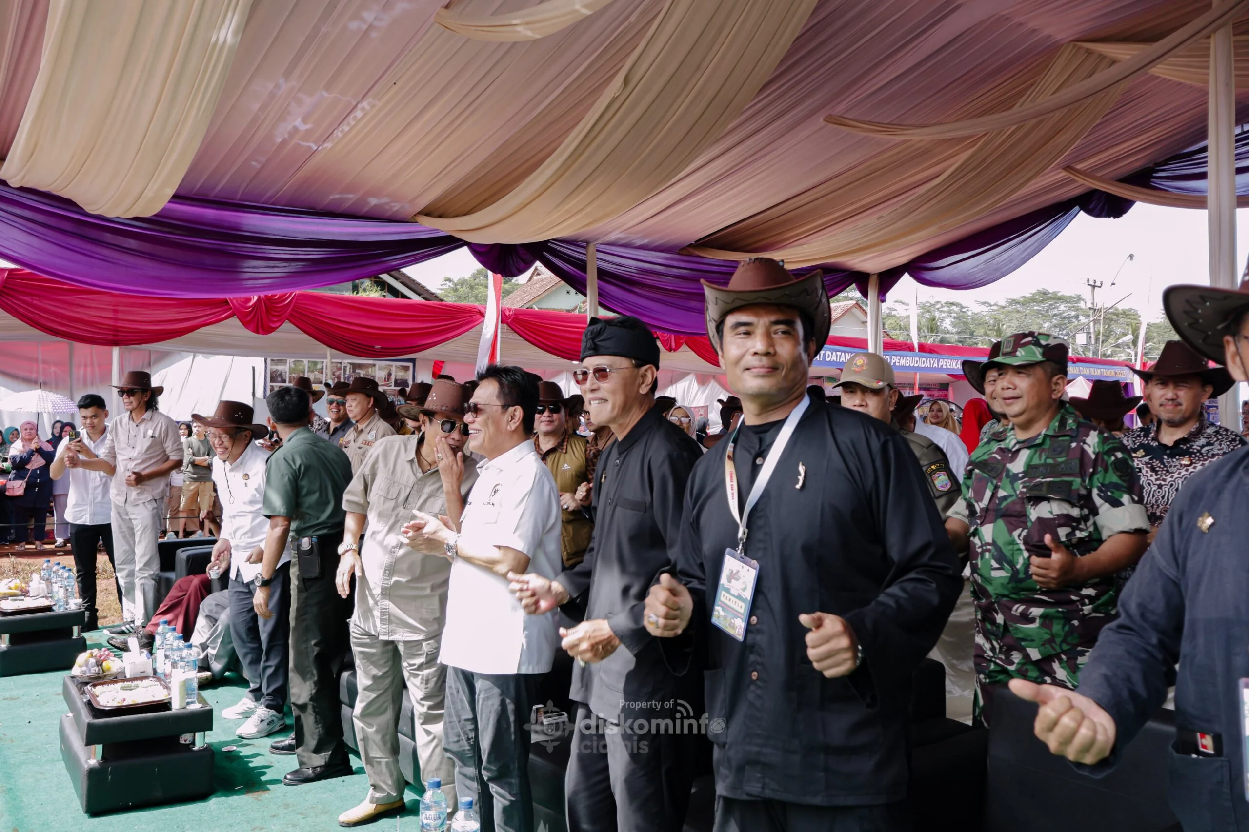 Bupati Ciamis Herdiat Sunarya, jajaran Forkopimda, para Kepala OPD, Ketua TP PKK Kabupaten Ciamis Hj. Kania Ernawati Herdiat, serta Anggota DPR RI Ir. H. Herry Dermawan.Ist