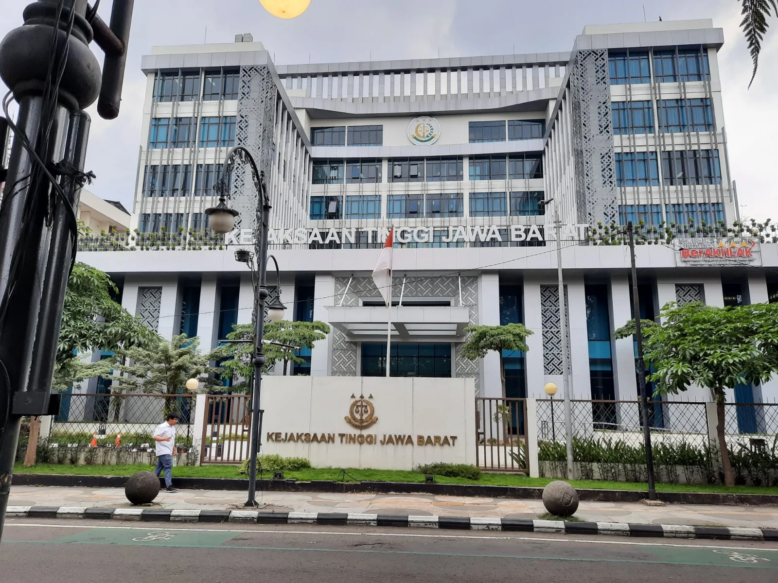 Kejati Lamban Tindaklanjuti Laporan Disdik dan DBMPR Jabar
