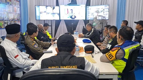 Apel tersebut dipimpin langsung oleh Bupati Sumedang, Dr. H. Dony Ahmad Munir didampingi unsur Forkopimda dan diikuti oleh unsur TNI, Polri, Satpol PP, Dishub, Dinkes, BPBD, Damkar, PMI, serta berbagai unsur terkait lainnya.Dok-Diskominfosanditik Sumedang