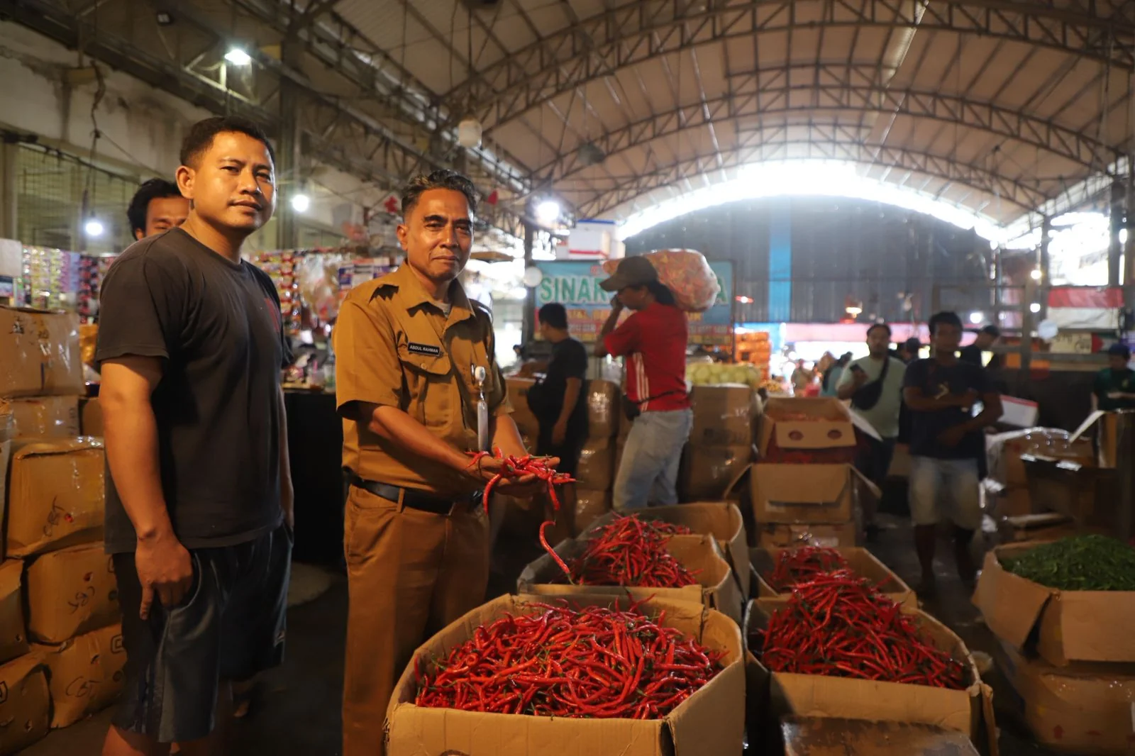Staf Operasional Bahan Pokok dan Penting (Bapokting) UPTD Pasar Induk Cibitung dan Sukatani, Abdul Rahman, menyampaikan bahwa dalam kurun waktu hampir satu bulan terakhir harga cabai merah mengalami kenaikan cukup signifikan dibandingkan periode sebelum R