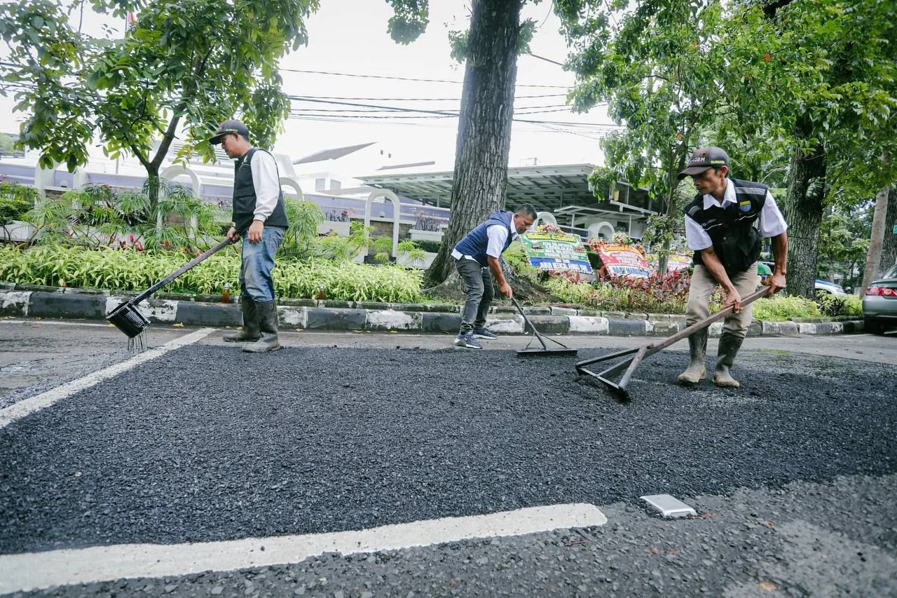 Pemerintah Kota Bandung melalui Dinas Sumber Daya Air dan Bina Marga (DSDABM) terus mendorong percepatan perbaikan infrastruktur jalan demi mewujudkan wajah kota yang lebih nyaman dan estetis.Dok-Diskominfo Kota Bandung