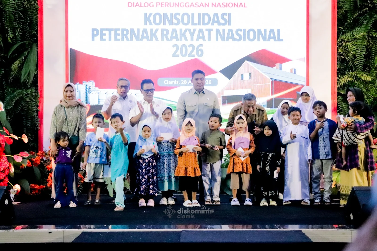 Wakil Menteri Pertanian Republik Indonesia Dr. H. Sudaryono, B.Eng., M.M., MBA, para Anggota DPR RI, unsur Forkopimda Ciamis, akademisi, mahasiswa, pengusaha, penggiat bidang unggas dari berbagai daerah di Indonesia.Dok-Diskominfo Ciamis