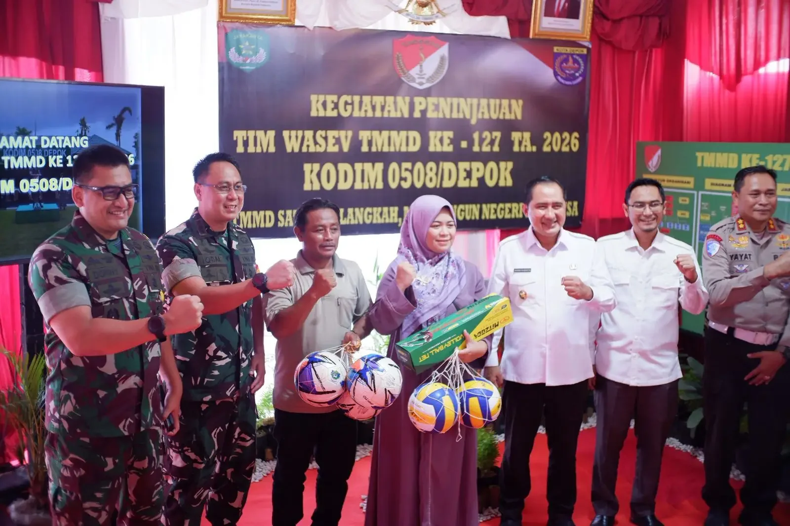 Kepala Tim Wasev, Brigjen TNI Donny Pramono (paling kiri) bersama Forkopimda Depok dan elemen masyarakat saat meninjau pelaksanaan program TMMD ke-127 Kodim 0508/Depok, Kamis (26/02/26). (Foto: JD 01/Diskominfo Depok)