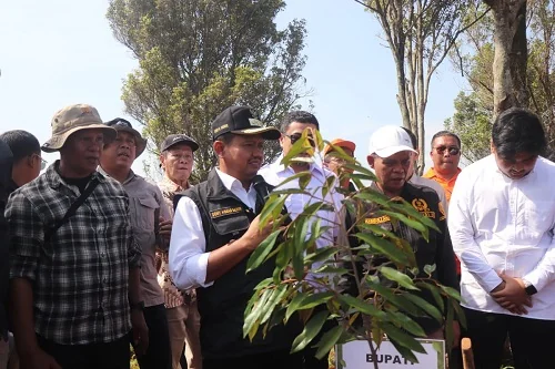 Bupati Sumedang Dony Ahmad Munir mengucap rasa syukur penanaman pohon di bakas lahan galian C.Ist