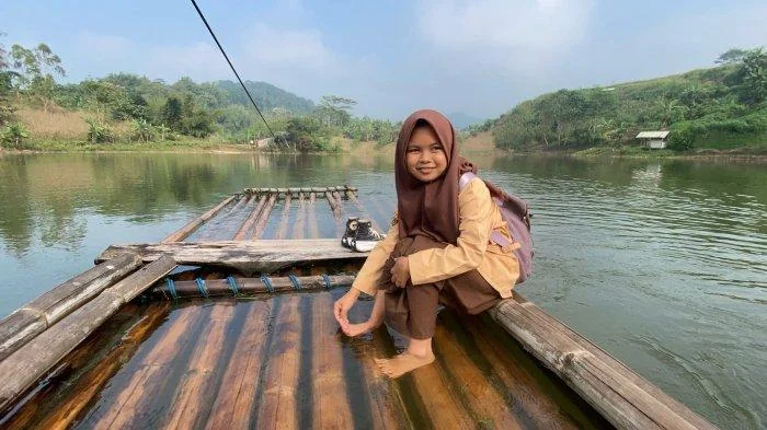 Nera, leumpang 2 Km Unggal Poé Naék Rakit ka Sakola
