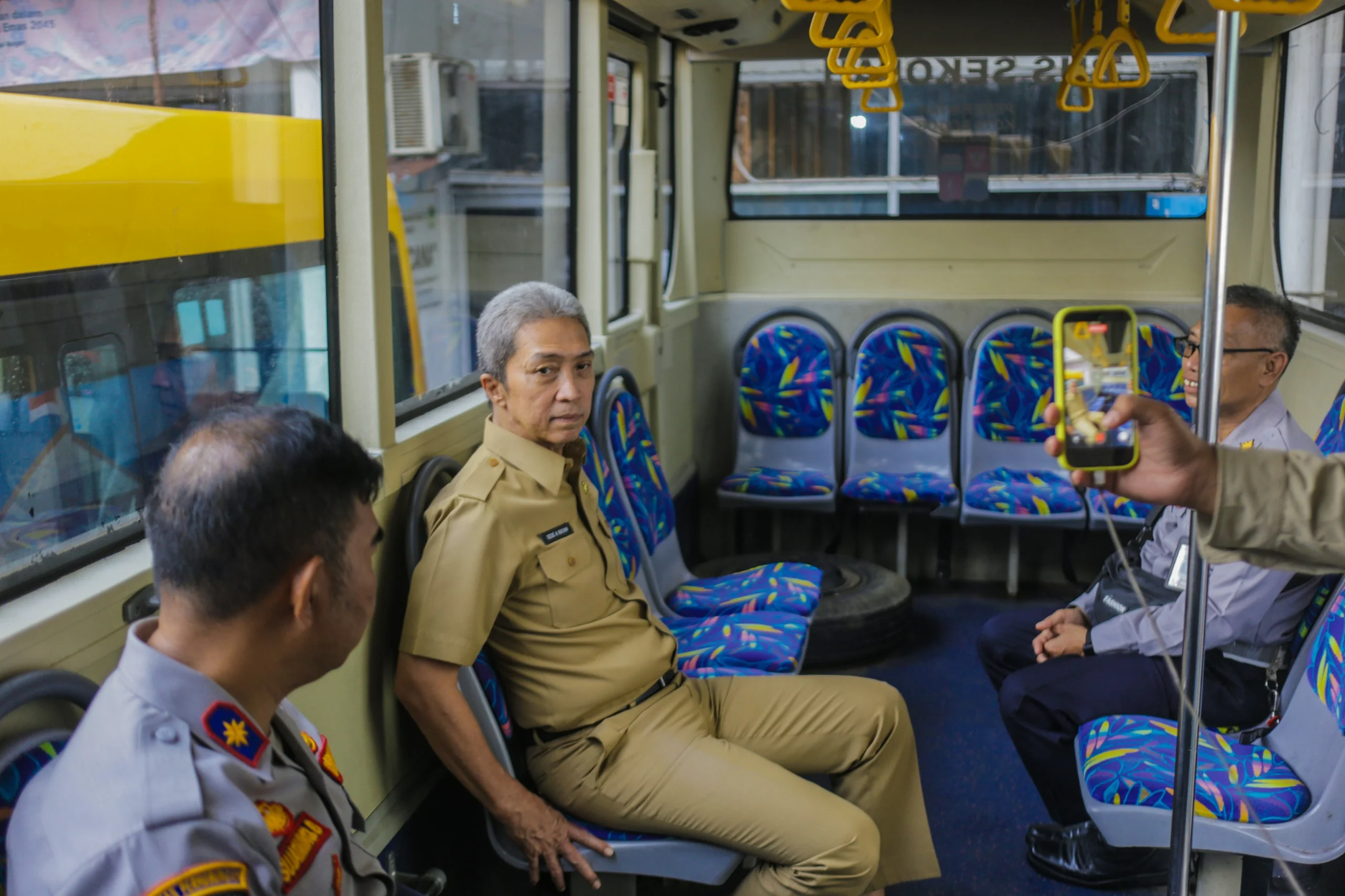 Wali Kota Bogor, Dedie A. Rachim, didampingi Kepala Dinas Perhubungan Kota Bogor, Sujatmiko Baliarto, beserta jajaran, mengecek langsung kondisi bus sekolah yang diparkir di kawasan Kemuning Gading.Dok-Diskominfo Kota Bogor