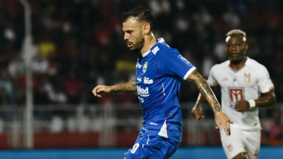 Aksi Tyronne del Pino pada laga Persib Bandung kontra Malut United di Stadion Gelora Kie Raha, Ternate, Maluku Utara, Jumat, 2 Mei 2025. (Foto Tribun)