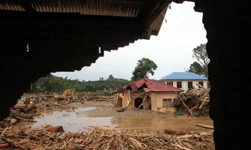 DPR Soroti Gelondongan Kayu di Bencana Banjir Sumatera