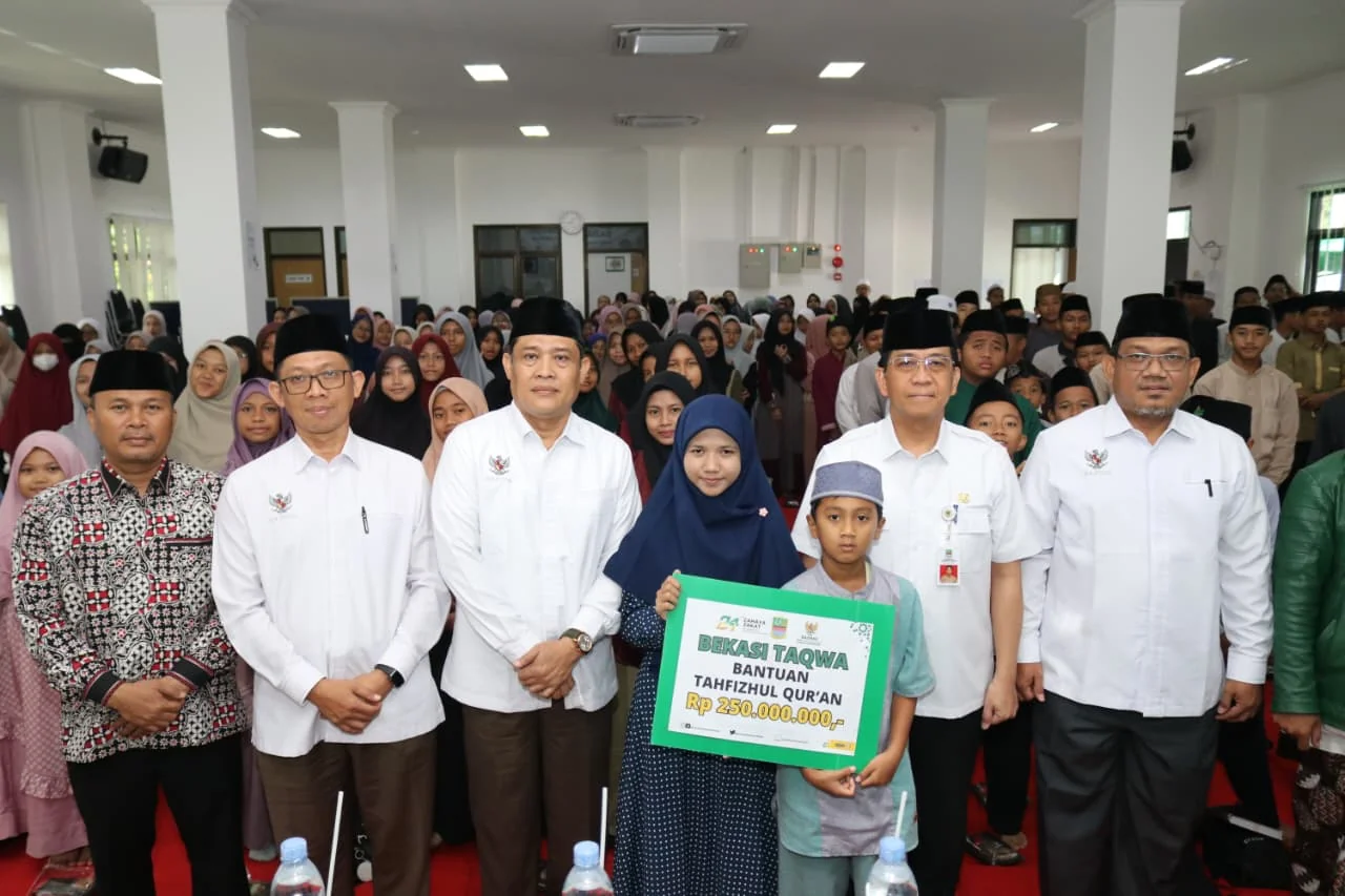 Asisten Daerah (Asda) I Setda Kabupaten Bekasi, Hudaya, yang mewakili Bupati Bekasi. Turut hadir jajaran pengurus Baznas Kabupaten Bekasi, para pengasuh pondok pesantren, serta perwakilan santri penerima bantuan.Ist