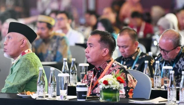 Penjabat Gubernur Jabar Bey Machmudin saat menghadiri Rapat Koordinasi Nasional Pengelolaan Sampah di Hotel Kempinski, Jakarta, Kamis (12/12/2024).
