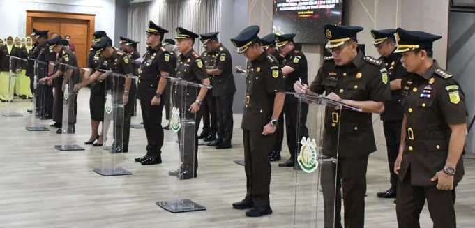 Kepala Kejati Jabar Hermon Dekistro melantik sejumlah pejabat baru di lingkungan Kejaksaan Tinggi Jawa Barat