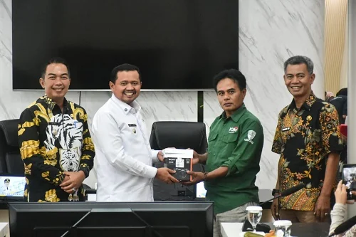 Komitmen tersebut diwujudkan melalui penyerahan bantuan peralatan audio visual bagi Kelompok Informasi Masyarakat (KIM) Tahun 2026 oleh Bupati Sumedang Dony Ahmad Munir di Ruang Tamu Bupati PPS.Dok-Diskominfosanditik Sumedang