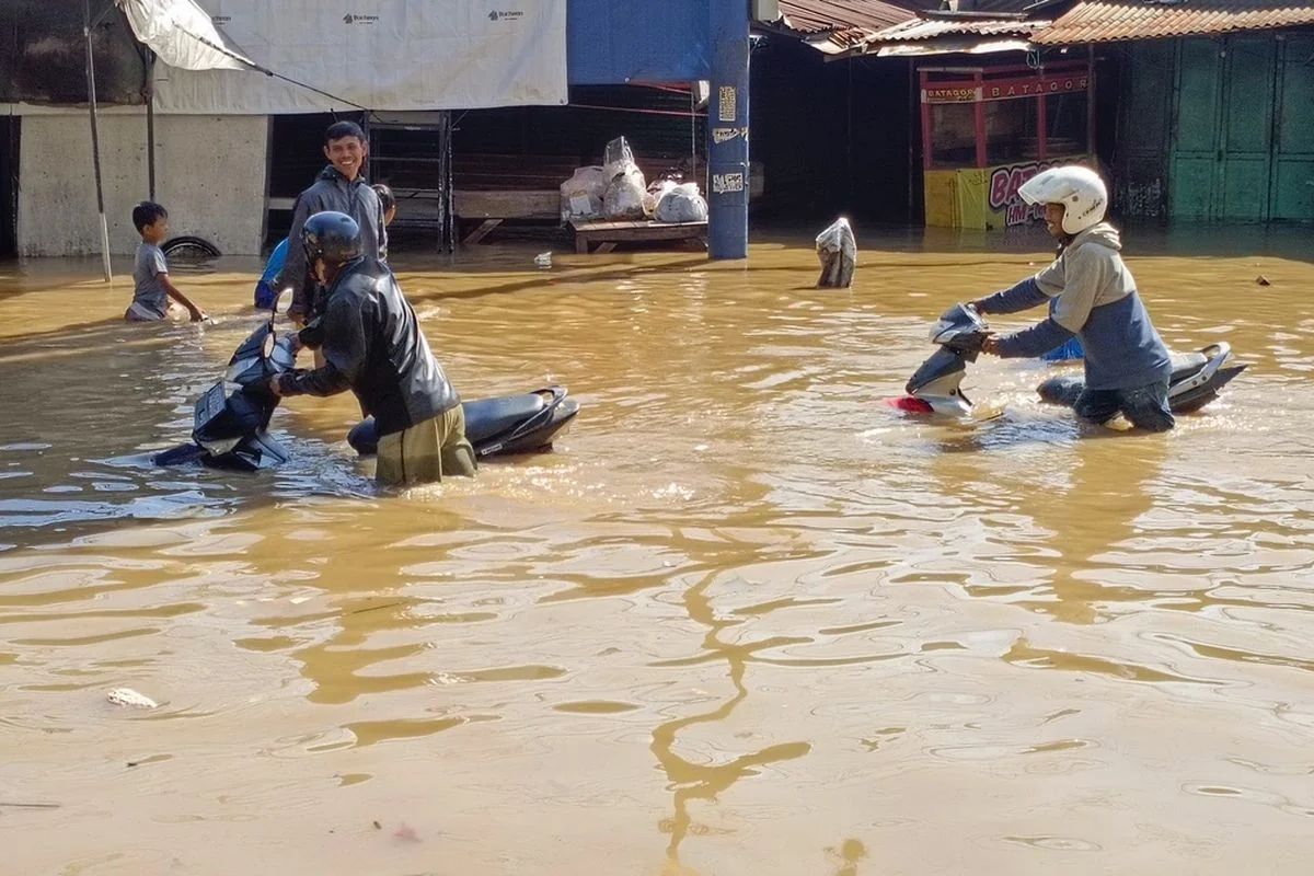 BENCANA TERJANG JABAR!  Banjir Rob dan Banjir Bandang Datang Bersamaan