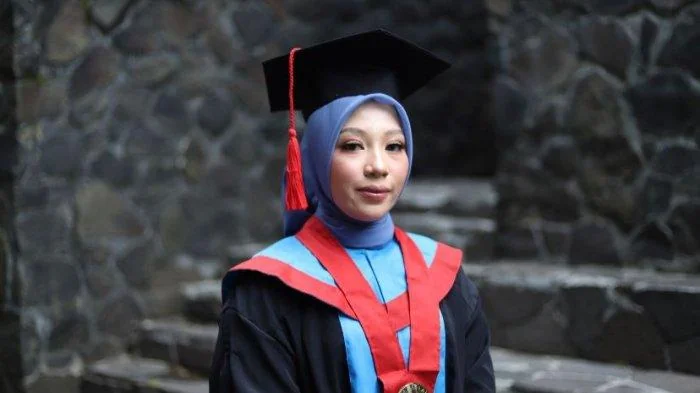 Sri Devi lulusan Program Studi Perbankan Syariah Fakultas Syariah Unisba