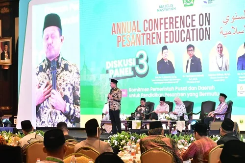 Bupati Dony menjadi narasumber untuk berbagi pengalaman setelah meraih Pesantren Award kategori kepala daerah.Ist