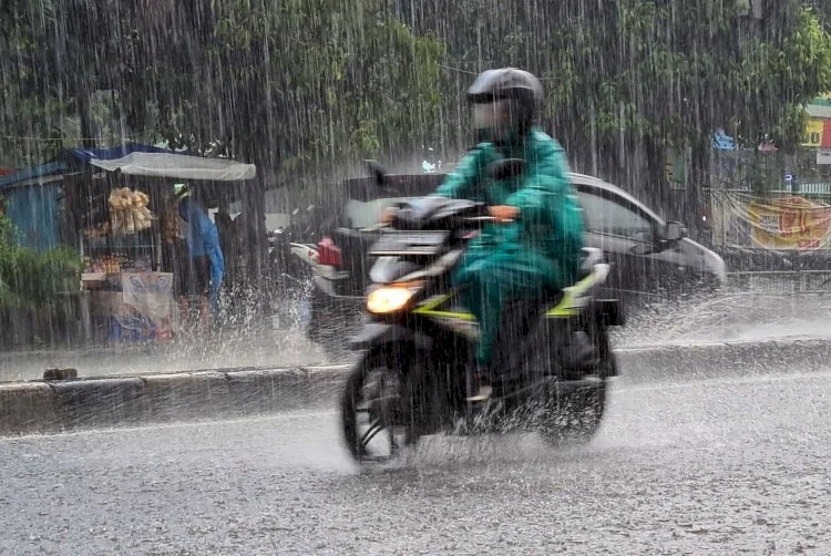 Waspadai Dampak Bibit Siklon 91S, Potensi Hujan Lebat dan Gelombang Tinggi di Jabar