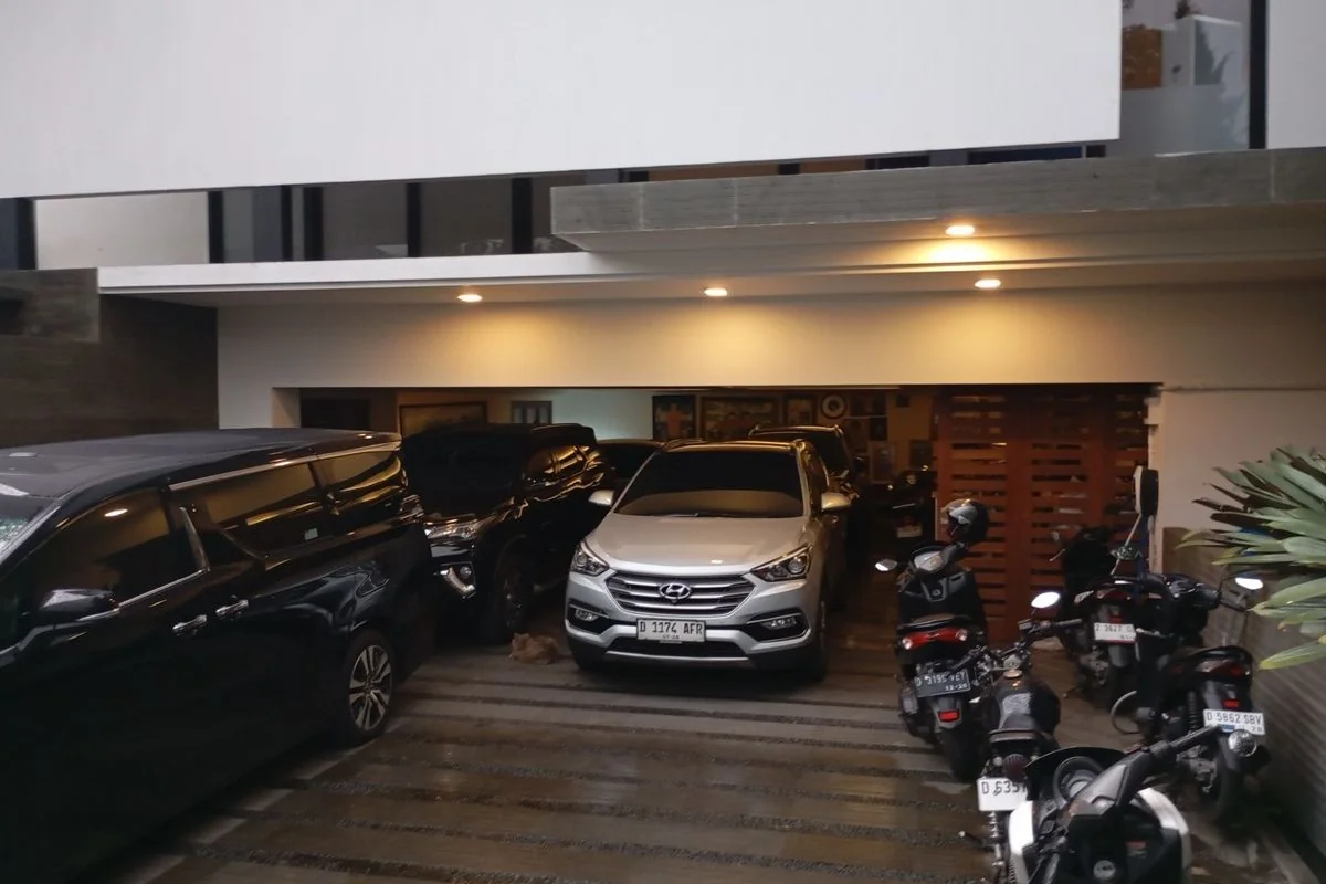 Suasana kediaman mantan Gubernur Jawa Barat, Ridwan Kamil (RK) saat kabar adanya penggeledahan oleh KPK.