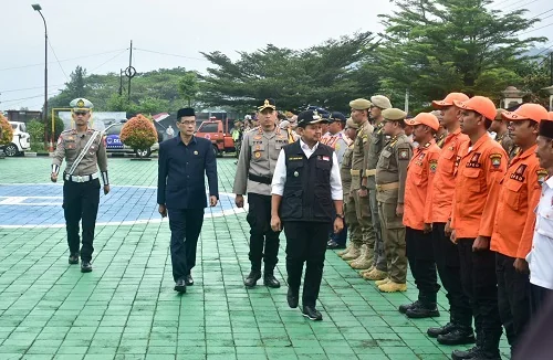 Bupati Sumedang H. Dony Ahmad Munir memimpin Apel Gelar Pasukan Operasi Ketupat Lodaya 2026 pengamanan arus mudik dan perayaan Idulfitri 1447 Hijriah di Mapolres Sumedang.Dok-Diskominfosanditik Sumedang