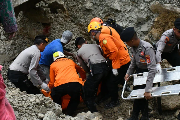 Tim SAR Lanjutkan Pencarian,  Keluarga Korban Longsor Tambang Gunung Kuda Dapat Santunan Rp50 Juta