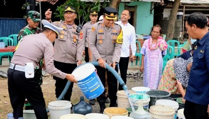 Bantuan air bersih untuk Warga Mundu, Kecamatan Cirebon oleh Kapolres Cirebon, AKBP Muhammad Rano.