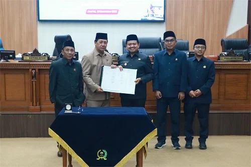 Bupati Sumedang Dony Ahmad Munir menyampaikan permohonan maafnya terkait dengan telah terdampaknya APBD akibat berkurangnya transfer dana dari pusat.Diskomimfosanditik