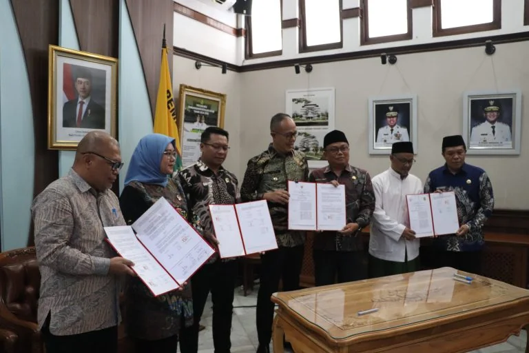 Wali Kota Sukabumi Ayep Zaki, Ketua BWI Perwakilan Kota Sukabumi Anas Syakirullah, serta Kepala Kantor Kementerian Agama Kota Sukabumi Samsul Puad.Dok-Diskominfo Kota Sukabumi