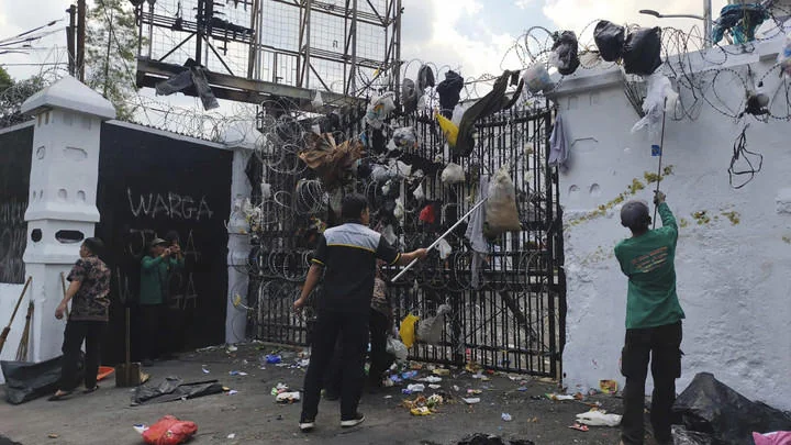 Penampakan Gerbang DPRD Jabar yang Dilempari Sampah Pendemo