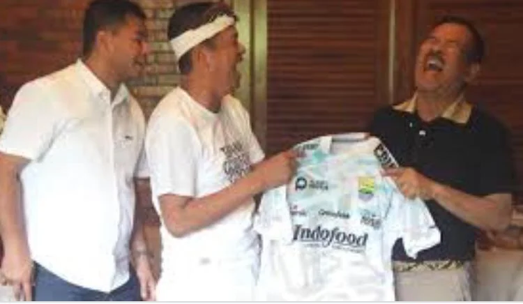 Haji Umuh Hadiahi Dedi Mulyadi Jarsey Persib (Dok-int)