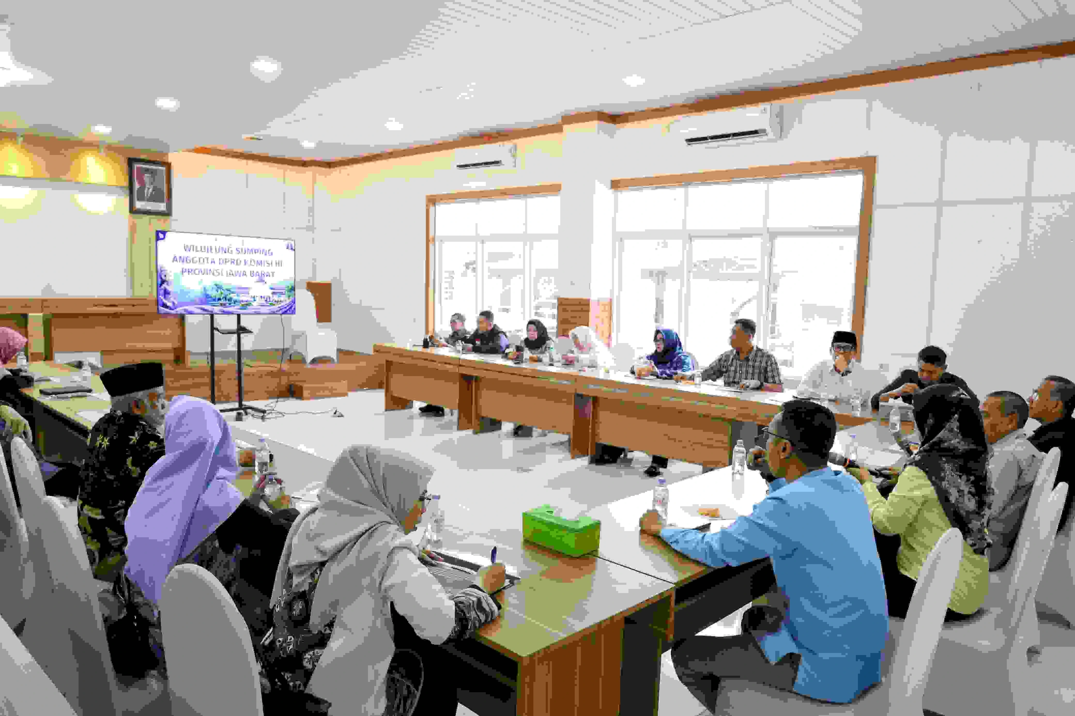 Komisi III DPRD Provinsi Jawa Barat,  saat melaksanakan kunjungan kerja ke Pusat Pengelolaan Pendapatan Daerah (P3D) Wilayah Kabupaten Bekasi. Selasa, 27 Oktober 2026